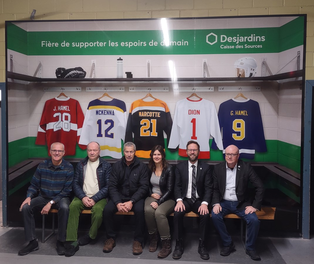 Jeannot Gauthier, vice-président du CA du centre récréatif, Paul Dion, Jean Hamel, Marlène Corriveau, présidente du CA de la Caisse Desjardins, Éric Lafrenière, directeur de la Caisse Desjardins des Sources et le maire de Val-des-Sources, Hugues Grimard.