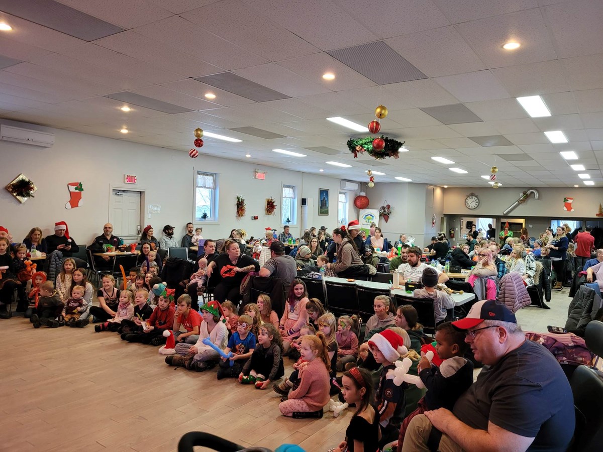 Les enfants ont particulièrement apprécié cette fête durant laquelle ils ont reçu des cadeaux du père Noël.