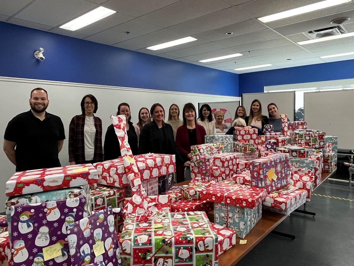 Les employés de l’usine Domtar de Windsor ont parrainé plus de 70 enfants défavorisés en leur achetant des cadeaux pour Noël.