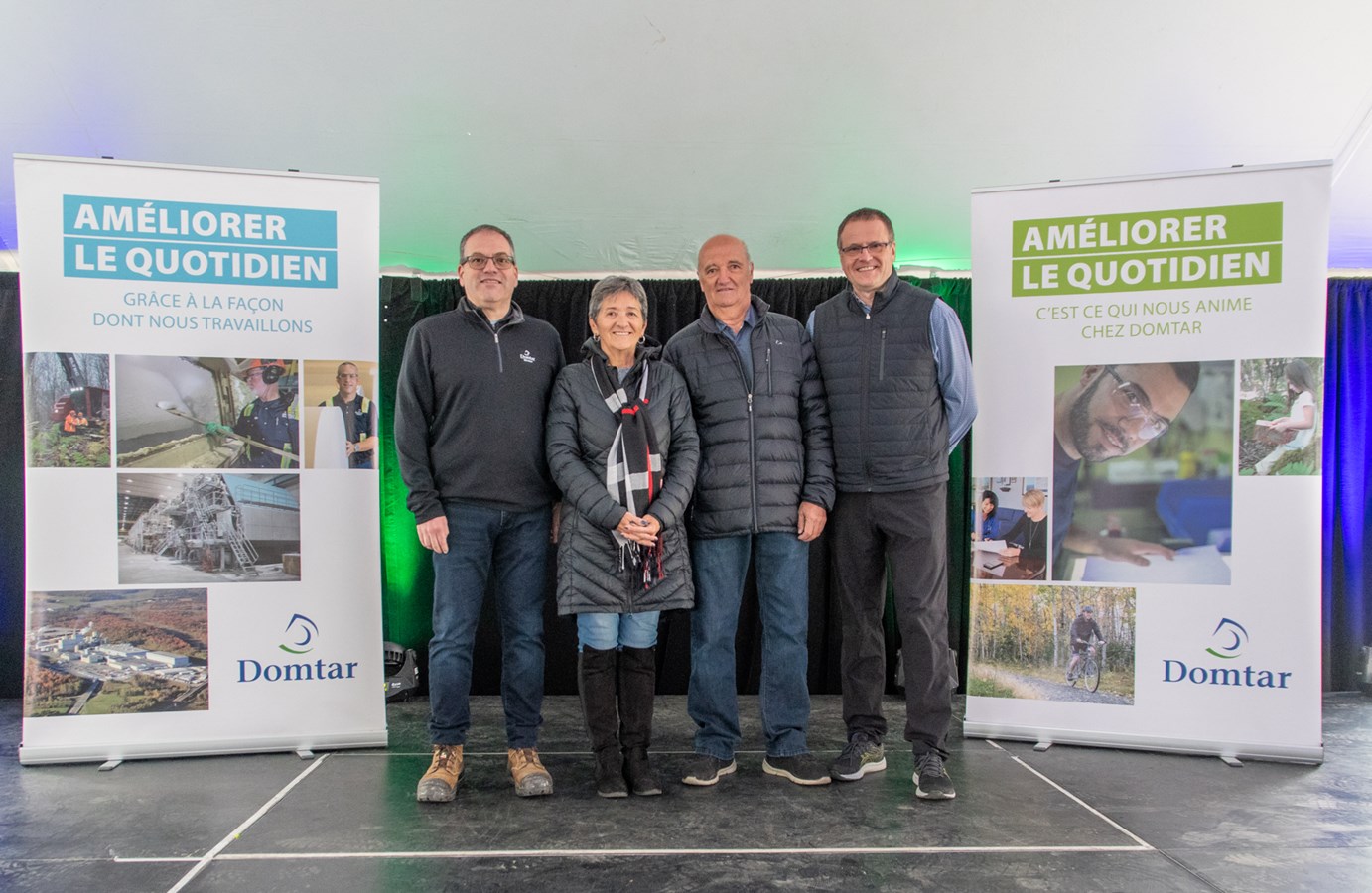 Une grande fête familiale a été organisée pour souligner le 35e anniversaire de l’usine en compagnie des employés, des retraités et de certains élus. Sur la photo (de gauche à droite), Sylvain Bricault, directeur général de l’usine, Sylvie Bureau, mairesse de Windsor, Rolland Camiré, maire de Val-Joli, et Éric Ashby, vice-président fabrication – papier.