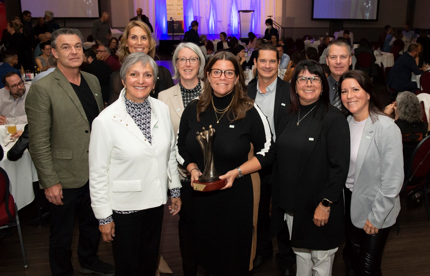 Première rangée (de gauche à droite) : Lyne Leblanc (Présidente du conseil d’administration), Marie-Eve Rocheleau (Directrice générale), Joanne Bolduc (Superviseure service à la clientèle), Julie Fredette (Directrice financière et excellence organisationnelle) 2e rangée (de gauche à droite) : Jean-François Harel (Superviseur TI et gestion des bâtiments), Julie Dupré (Directrice services clients), Mélanie Fortier (Directrice ressources humaines), Bryan Champagne (Directeur TI & développement et entretien réseau de services), Marc Lapointe (Directeur construction et entretien réseau)