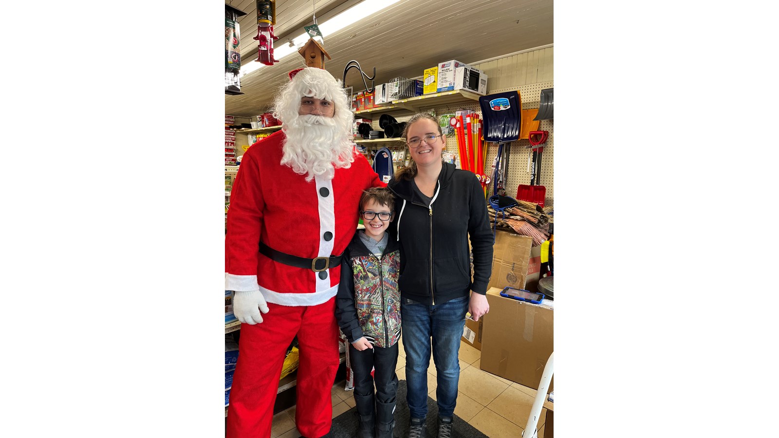Le père Noël s’est également rendu à la Quincaillerie Richmond pour procéder à un des tirages.