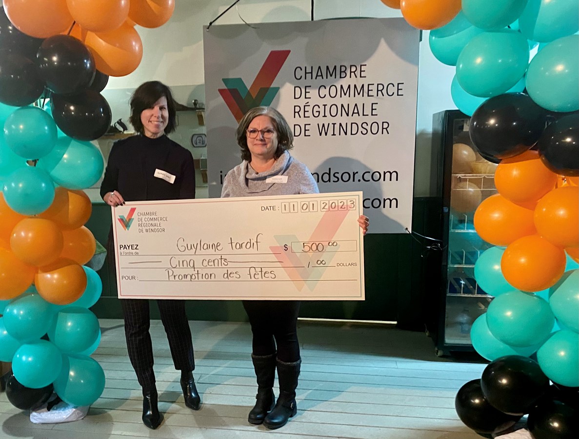 Guylaine Tardif a mérité un montant de 500 $ en bons d’achat, accompagnée par Nathalie Lebel, représentante de Domtar, commanditaire majeur.