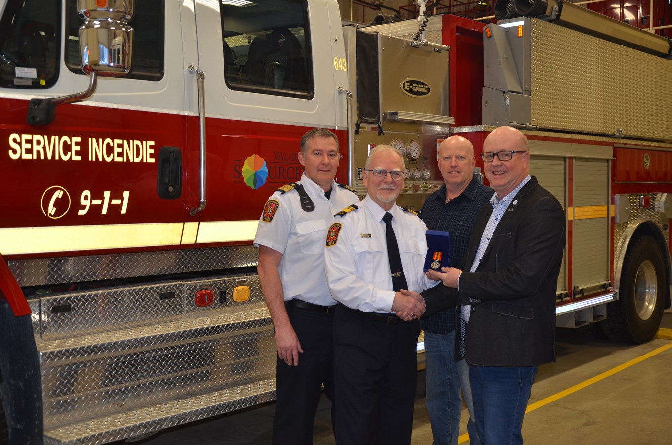 Alain Chaîné, directeur du service de sécurité incendie, Jean-Paul Côté, pompier, Pierre Benoit, conseiller municipal, et Hugues Grimard, maire.