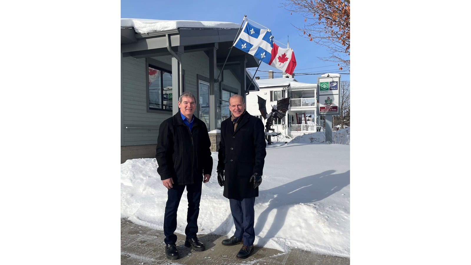 René Perreault, maire de Saint-Georges-de-Windsor et le député de Richmond, André Bachand.