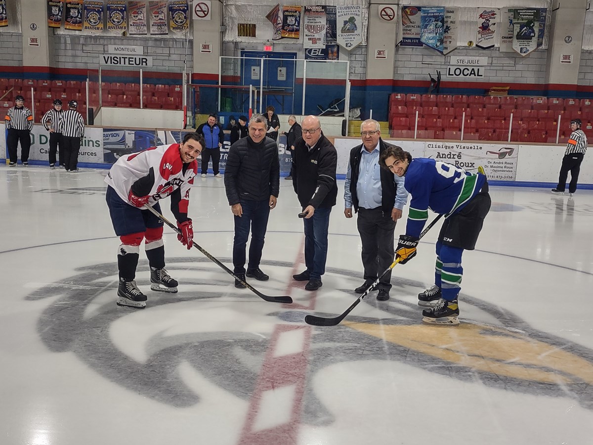 Mise au jeu protocolaire en présence du député de Richmond-Arthabaska, Alain Rayes, du maire de Val-des-Sources, Hugues Grimard et du président du tournoi Connie-Dion, Yves Côté.