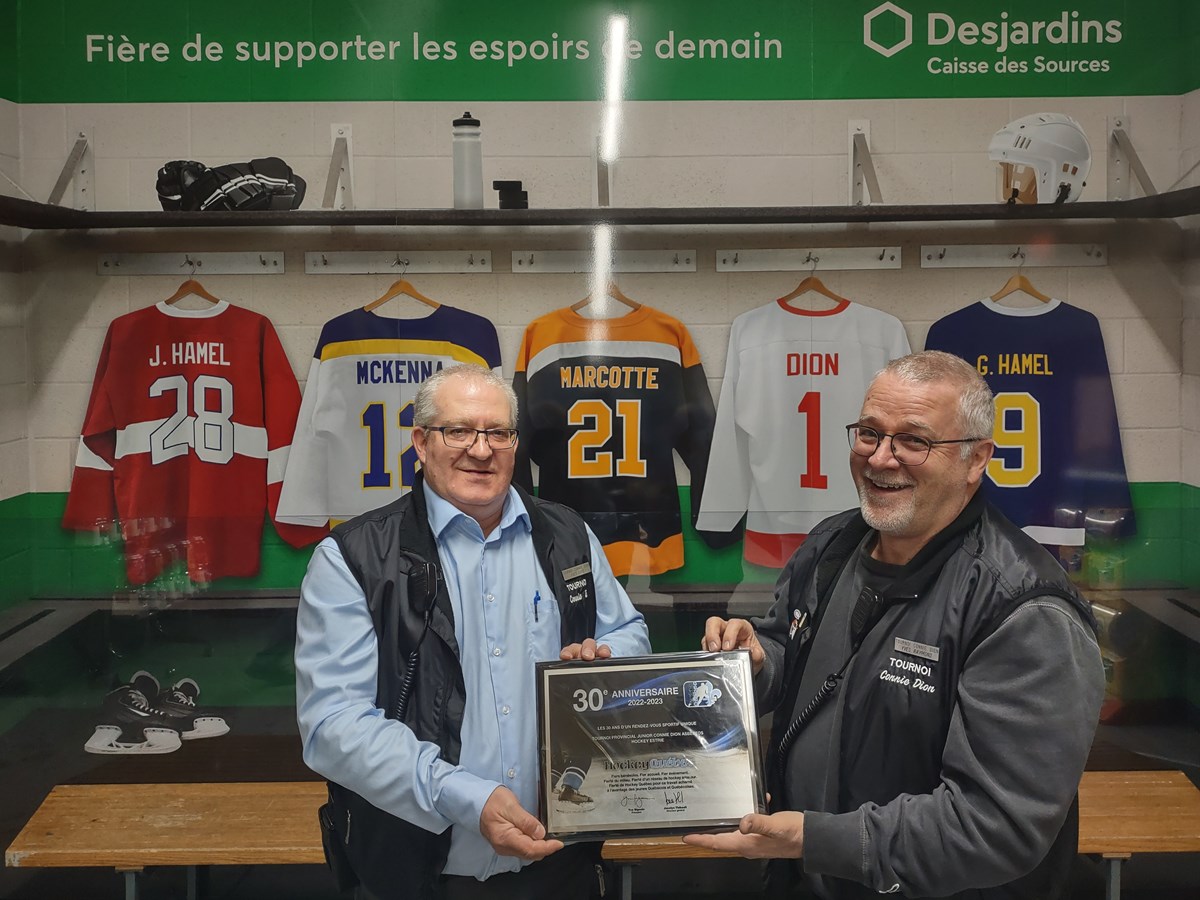 Yves Côté (président) et Yves Raymond posant en compagnie de la plaque commémorative reçue, soulignant les 30 ans du tournoi Connie-Dion.