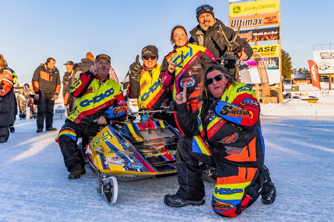 Sur l’ovale sur glace, les gens présents pourront voir évoluer une Québécoise, Sabrina Blanchet, qui est maintenant championne du monde (vintage) à la suite de sa victoire à Eagle River au Wisconsin il y a quelques semaines