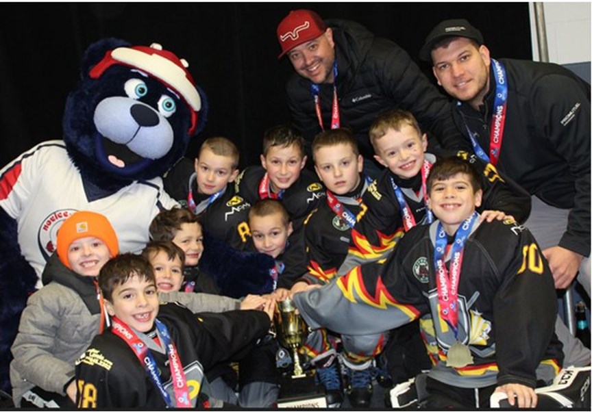 L’équipe championne du Novice-O-Rama de Fleurimont (M09-2) : Hubert Corriveau, Félix Grenache, Andrew Lapointe, Miguel Lussier, William Grenache, Justin Labrie, Tristan Labrie et Maël Lépine ainsi que les entraîneurs Éric Lapointe et Guillaume Grenache.