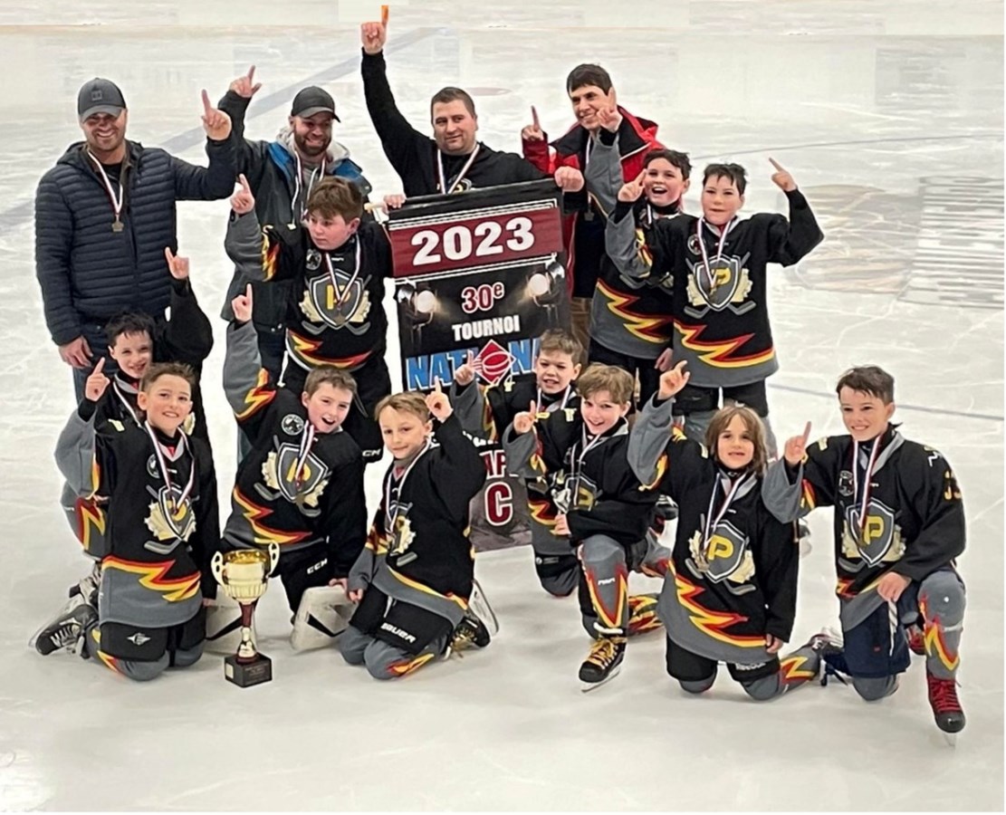 L’équipe championne du tournoi national de Cowansville (M11C). On reconnaît Xavier Nadeau, Samuel Dubé, Jérôme Robidoux, Isaac Bruneau, Ayden Lussier, Éliam Gauthier, Jacob Dubois et Justin Thibault, Anthony Robidoux, Finnley Leet et Arnaud Hamel ainsi que les entraîneurs Sébastien Dubé, Charles Lussier, Jonathan Martel-Robidoux et Jean-François Hamel.