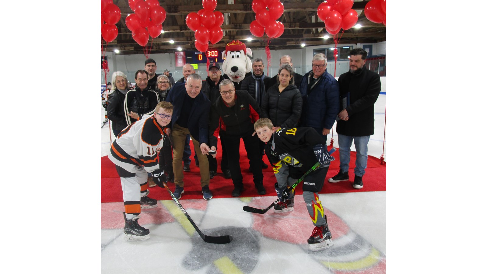 La cérémonie d’ouverture officielle de la 58e édition du tournoi national atome Mousquiri a eu lieu vendredi soir dernier à l’aréna de Richmond en présence de nombreux spectateurs. Le président d’honneur Stéphane Waite a accompagné la présidente du tournoi, Jocelyne Morel lors du dépôt de la rondelle entre les représentants des équipes du Promutuel et de Magog.