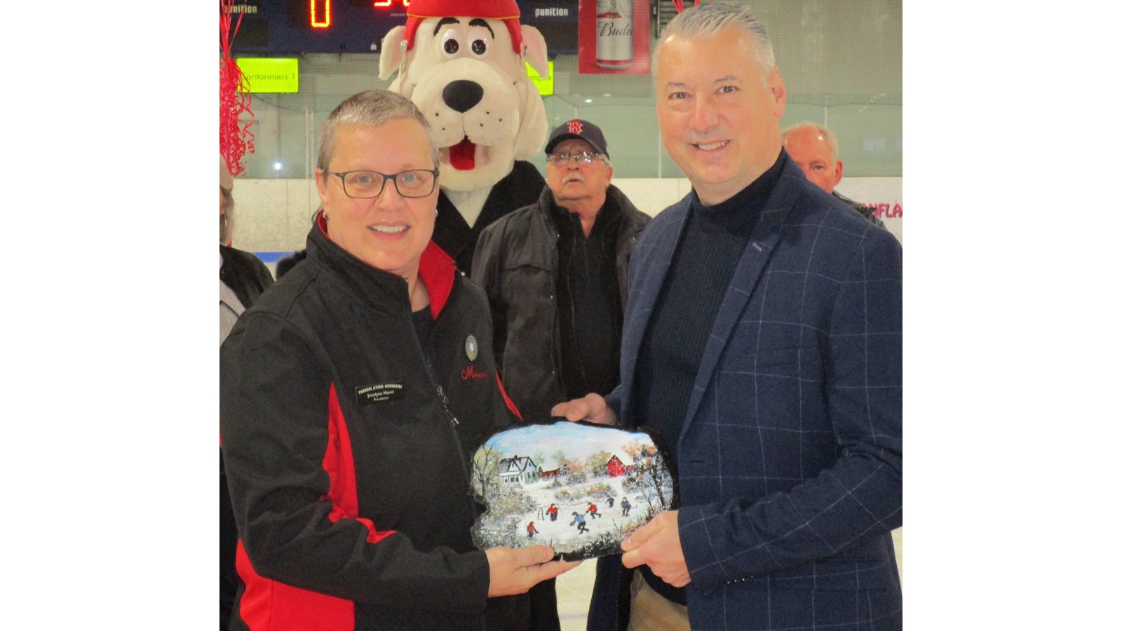 La présidente du tournoi Jocelyne Morel a procédé à la remise d’une peinture sur ardoise au président d’honneur de la 58e édition du tournoi Mousquiri, Stéphane Waite. IL s’agit d’une œuvre de l’artiste-peintre Sandra Picken-Roberts.