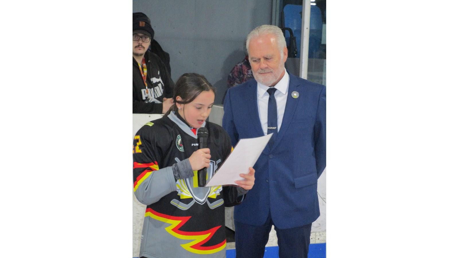 C’est Ally Corriveau, membre de l’équipe Promutuel du Val-Saint-François A, qui a procédé à la lecture de l’engagement moral et éthique pour l’ensemble des joueurs qui participent au tournoi Mousquiri. Cet engagement remplace la traditionnelle prière du tournoi et il y en eut un également pour les parents et les arbitres. Le maître de cérémonie, Robert Drouin, pose en sa compagnie.