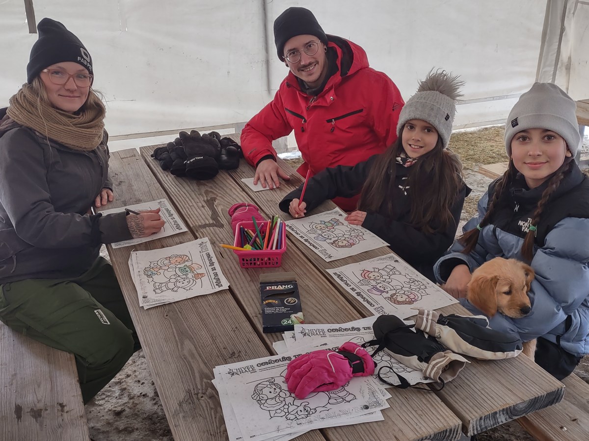 La famille Robert qui participait à l’activité de dessins sous le chapiteau.