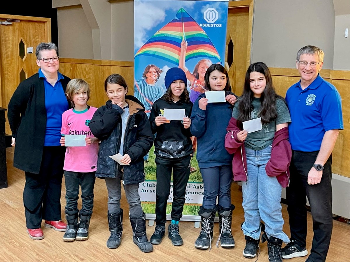 École Masson : Chantale Lapointe-Gallant (Présidente du Club Optimiste d’Asbestos) en compagnie des jeunes de l’école Masson de Danville, gagnants de la finale locale du club, - Liam Poulin, Évan Perreault, Gabriel Pouliot (capitaine), Clara Dubois, Anabelle Lacas et Jean Nadeau (Responsable du concours Opti-Génie en herbe.