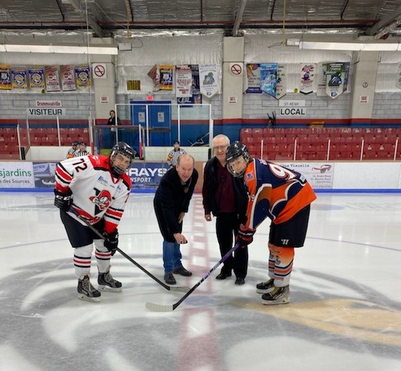 Le député de Richmond André Bachand procédant à la mise au jeu protocolaire, accompagné du président de la 30e édition du tournoi Connie-Dion, Yves Côté.
