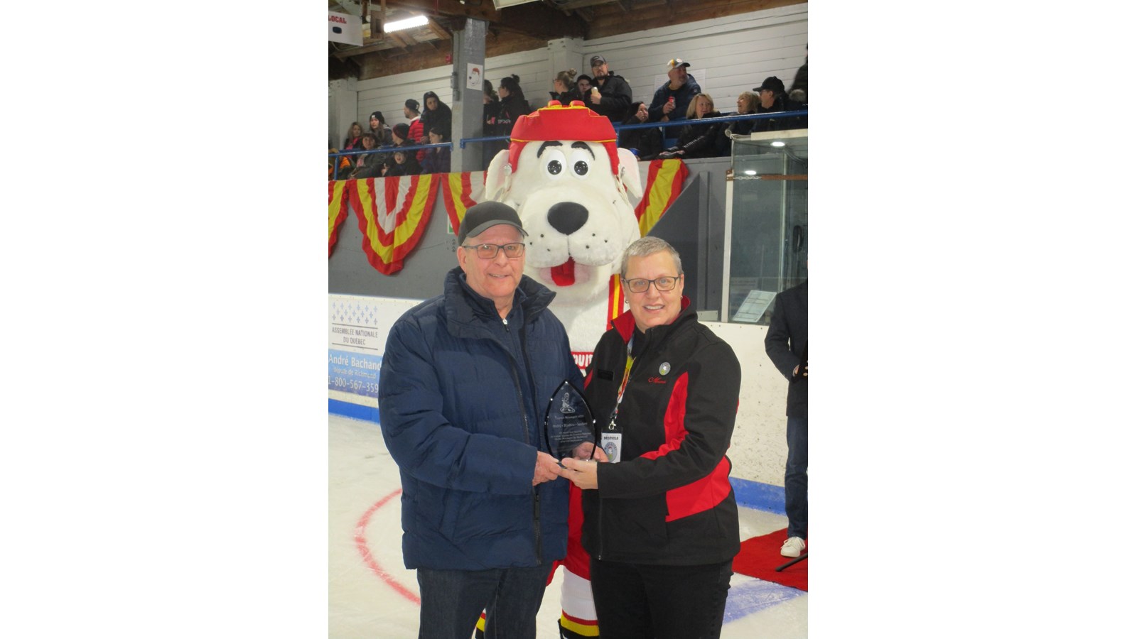 Le comité organisateur du tournoi Mousquiri a tenu à rendre hommage à un collaborateur de longue date qui a pris sa retraite en 2021, André « Bou-Bou » Leclerc pour tous les services rendus au tournoi lors de ses 47 années de travail à l’aréna de Richmond. C’est la présidente du tournoi, Jocelyne Morel, qui lui a remis une plaque-souvenir.