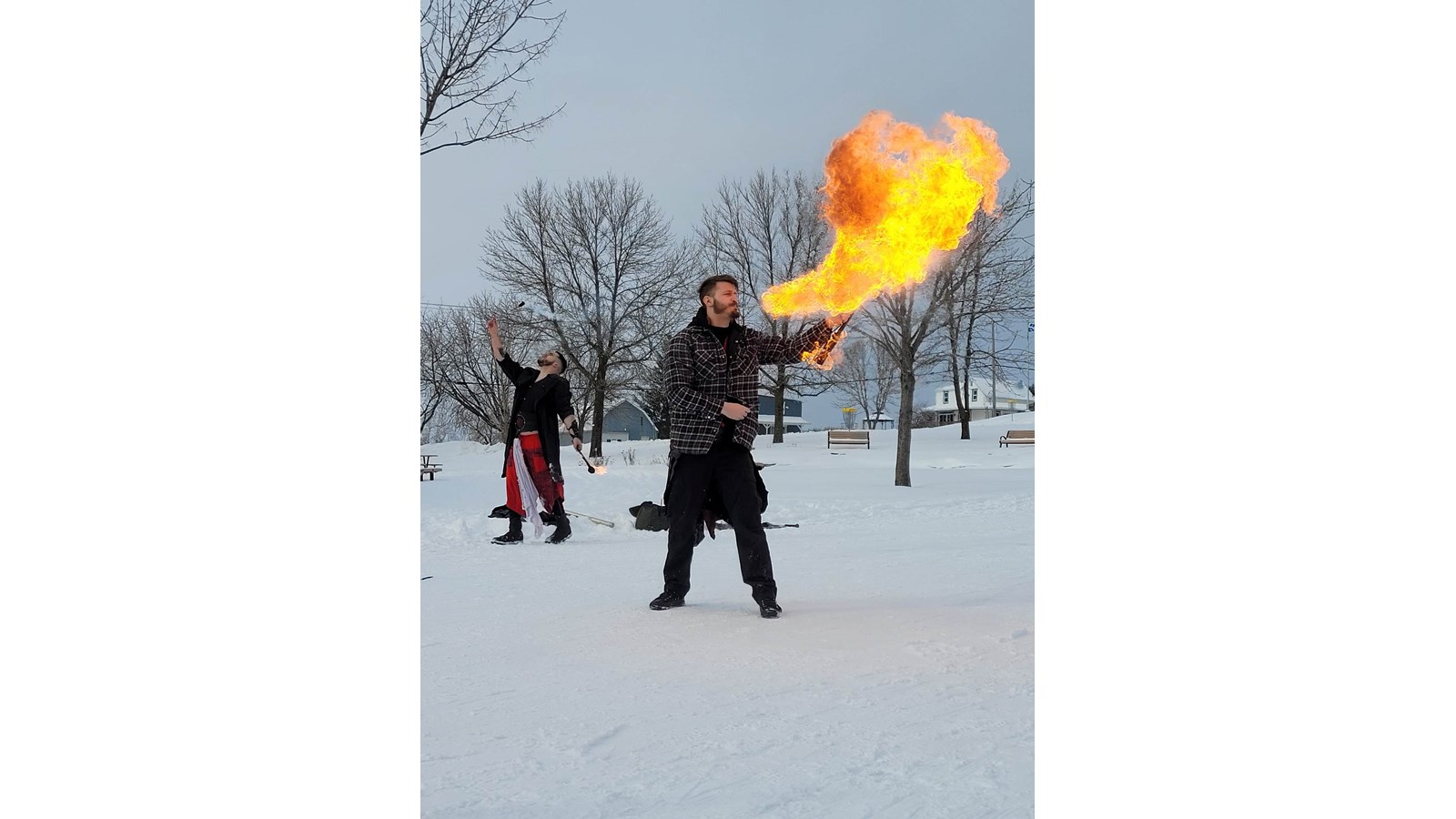 Les cracheurs de feu ont impressionné la foule présente.