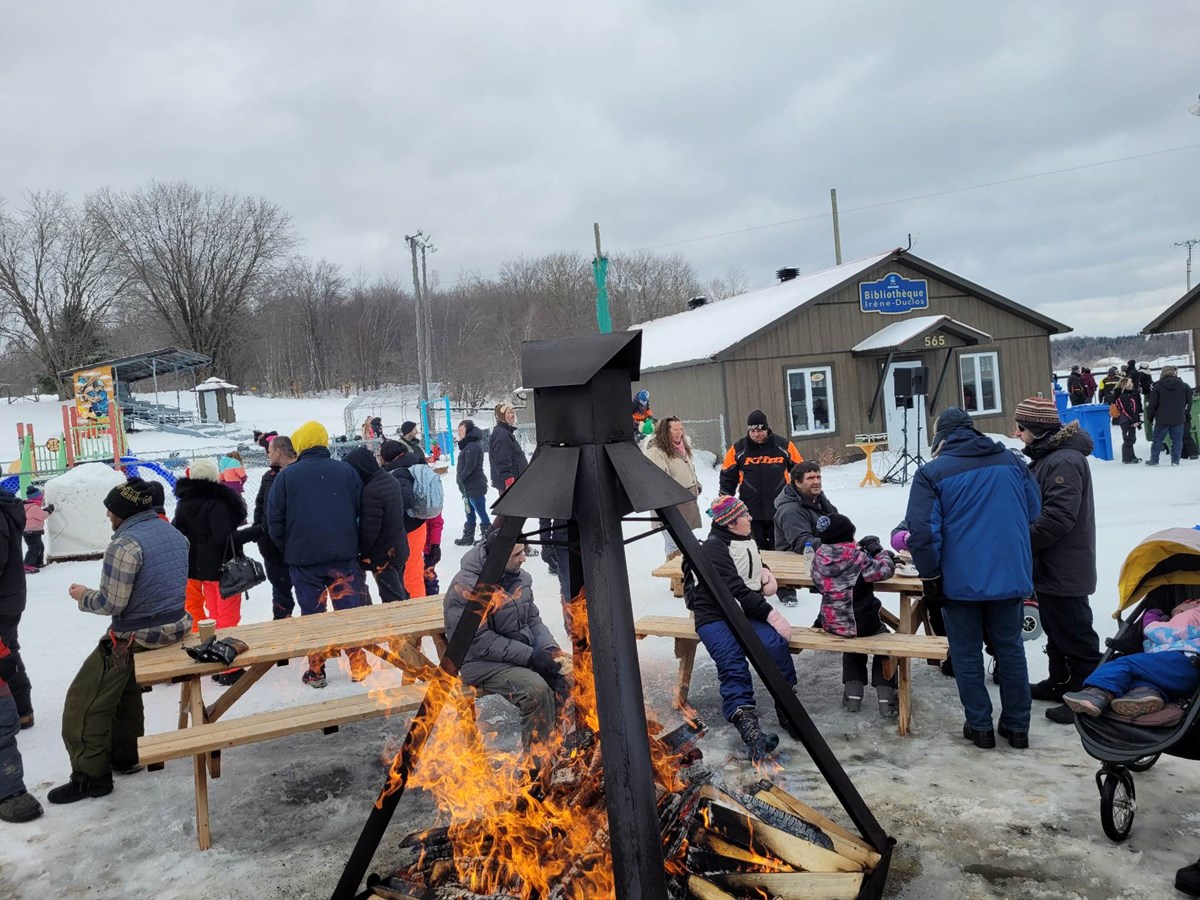 Les festivaliers ont pu se réchauffer près du feu. Au total, plus de 500 personnes ont pris part aux activités.
