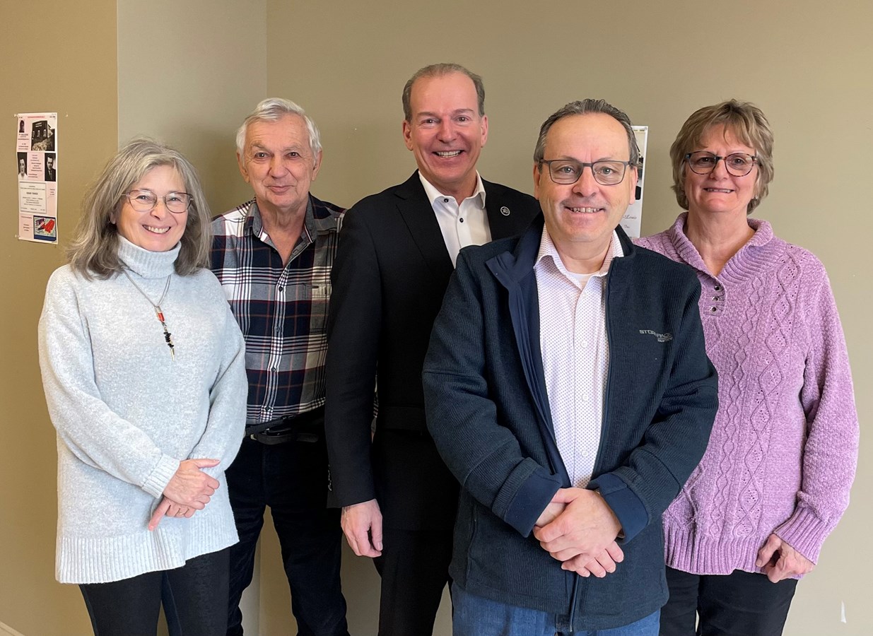 André Bachand, député de Richmond, est entouré de certains membres de l’Association, soit Johanne Pomerleau, secrétaire, André Henri, Bertrand Gagnon, président, et Josée Picard, trésorière.