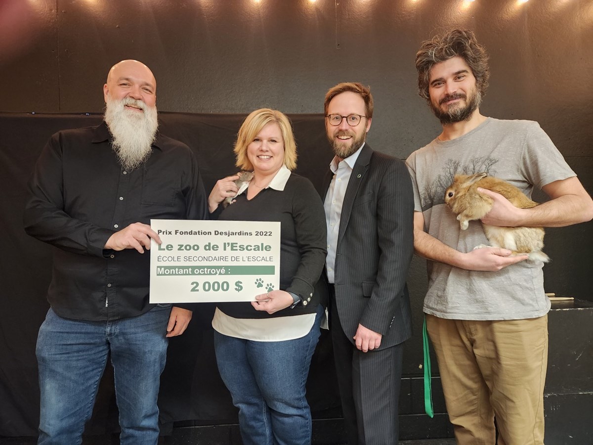 Daniel Guillot, directeur de l’école secondaire de l’Escale, Karine Pinard, technicienne en travaux pratiques, Éric Lafrenière, directeur général de la Caisse Desjardins des Sources et Karim Ghantous, enseignant de sciences.