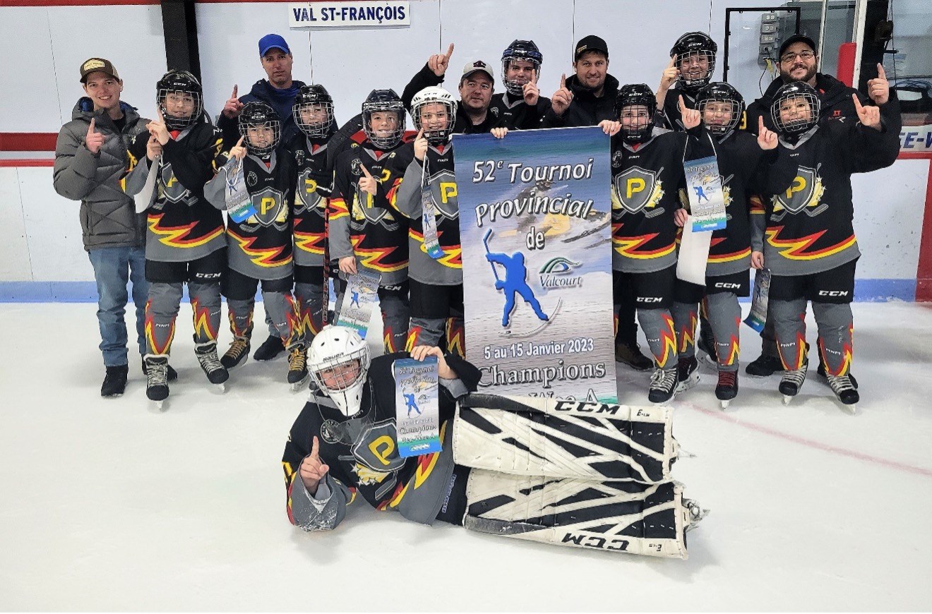 L’équipe championne du tournoi : Promutuel M13A. Les joueurs dans l’ordre : Noah Gauthier, Théo Dubreuil, Alexis Normandin, Emrick Gendreau, Wiliam Péloquin, Jordan Camiré, Xavier Desrochers-Robidas, Éloi Pilotto, Malek Boucher, Matys St-Pierre et Félix Hamel.
Les entraineurs dans l’ordre : Alexandre Desrochers, Yannick Gendreau, Sébastien Péloquin, Éric St-Pierre et Jonathan Normandin (absent sur la photo : Jean-François Hamel).