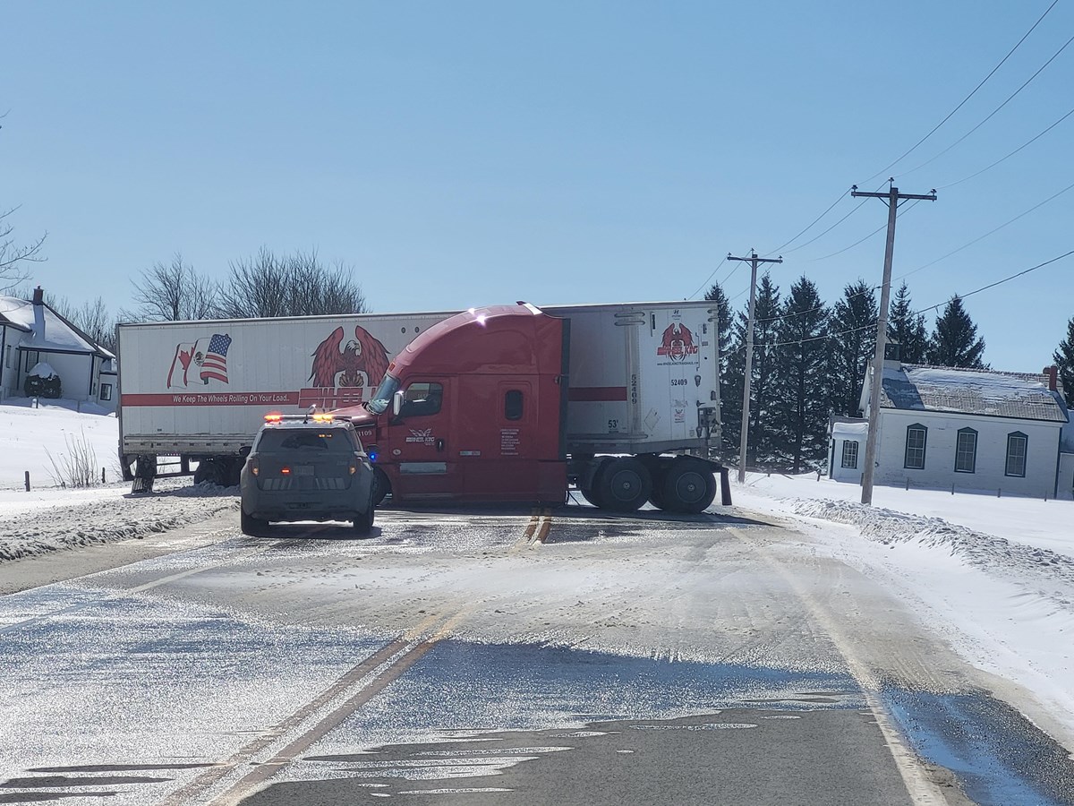 La remorque s’est pliée sur le tracteur à la hauteur du chemin Johnston.