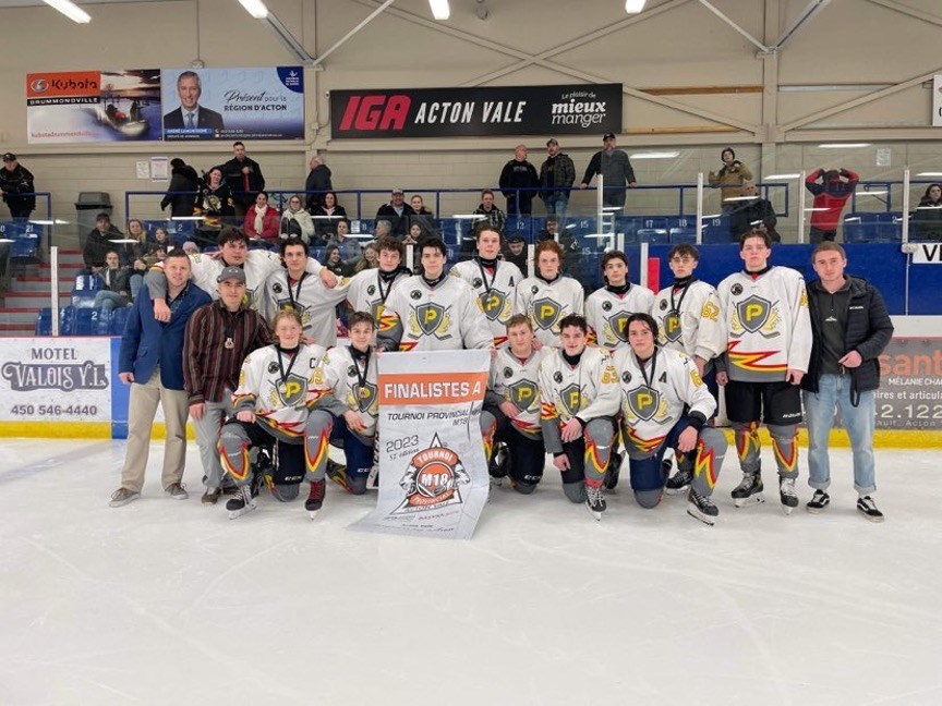 L’équipe M18A. Joueurs : Justin Hamel, Benjamin Leroux, Zackary Bégin, Justin Herbers, Éthan Bolduc, Nathan Bergeron, Philippe Therrien, Cole Mastine, Arthur L’Hérault, Olivier Wilkins, Félix Viens, Ludovic Brousseau, Alexis Dubreuil et Félix Manseau. Entraineurs : Sebastien Proulx, Éric Dubreuil, Jean-François Hamel, Rémy Lamonde et Terry Wilkins.
