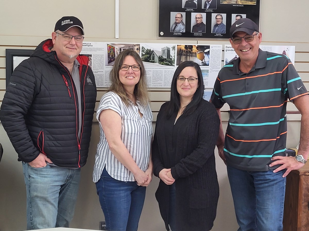 Richard Lefebvre, conseiller, Chantal Dallaire, chargée de projet, Marie-Pier Dupuis, directrice générale de la ville de Danville et Pierre Jr Grimard, conseiller.