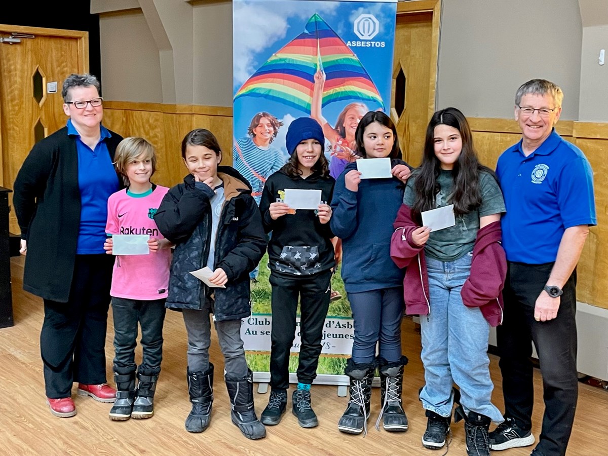 Les p’tits génies de l'École Masson : Chantale Lapointe-Gallant (présidente), Liam Poulin, Évan Perreault, Gabriel Pouliot (capitaine), Clara Dubois, Anabelle Lacas et Jean Nadeau (responsable du concours).
