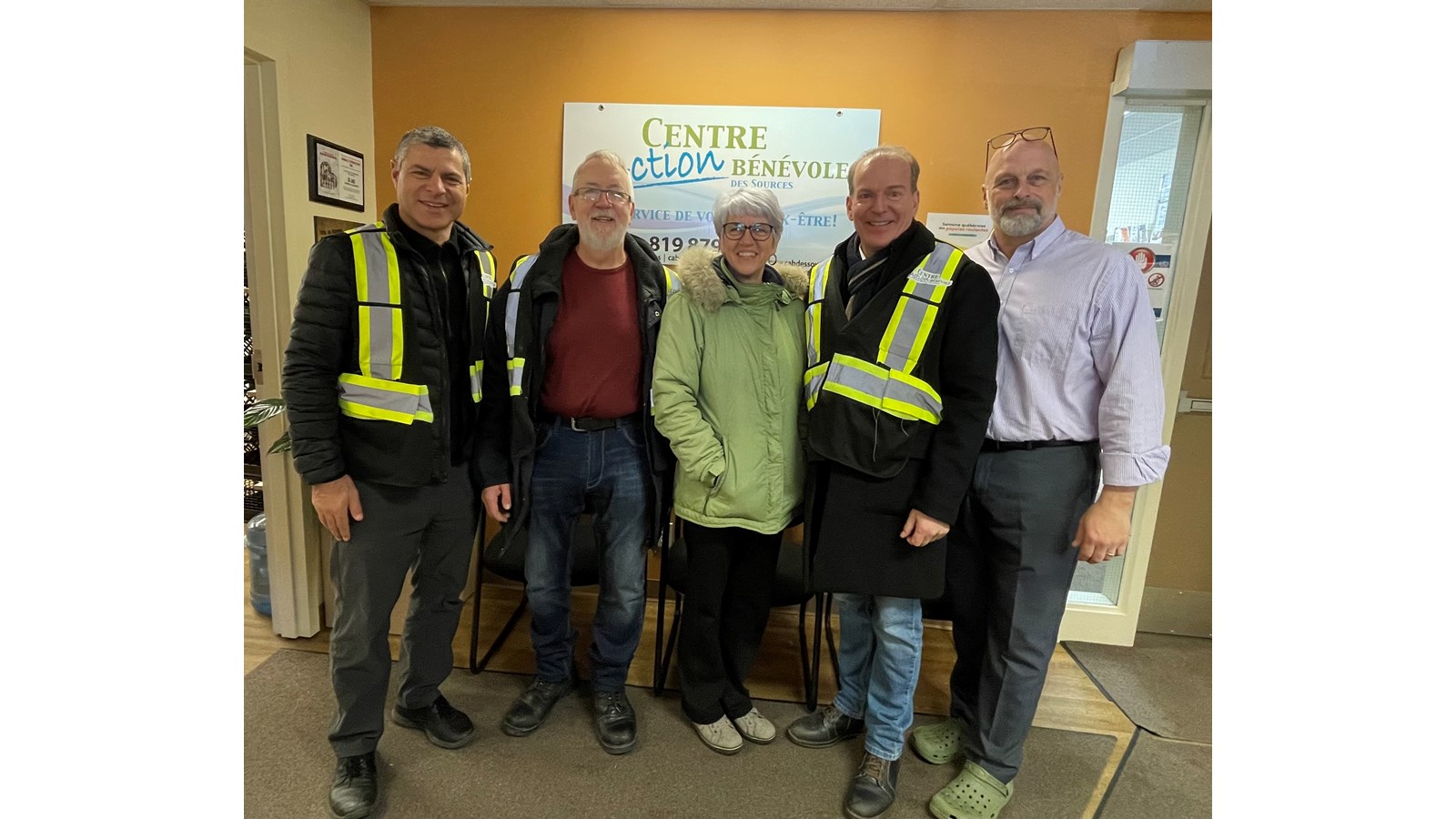 En cette semaine québécoise des popotes roulantes, Christian Boucher, directeur Centre d’action bénévole des Sources en compagnie d’André Bachand et Alain Rayes qui ont participé avec les bénévoles à la distribution des repas ce lundi 20 mars à Val-des-Sources