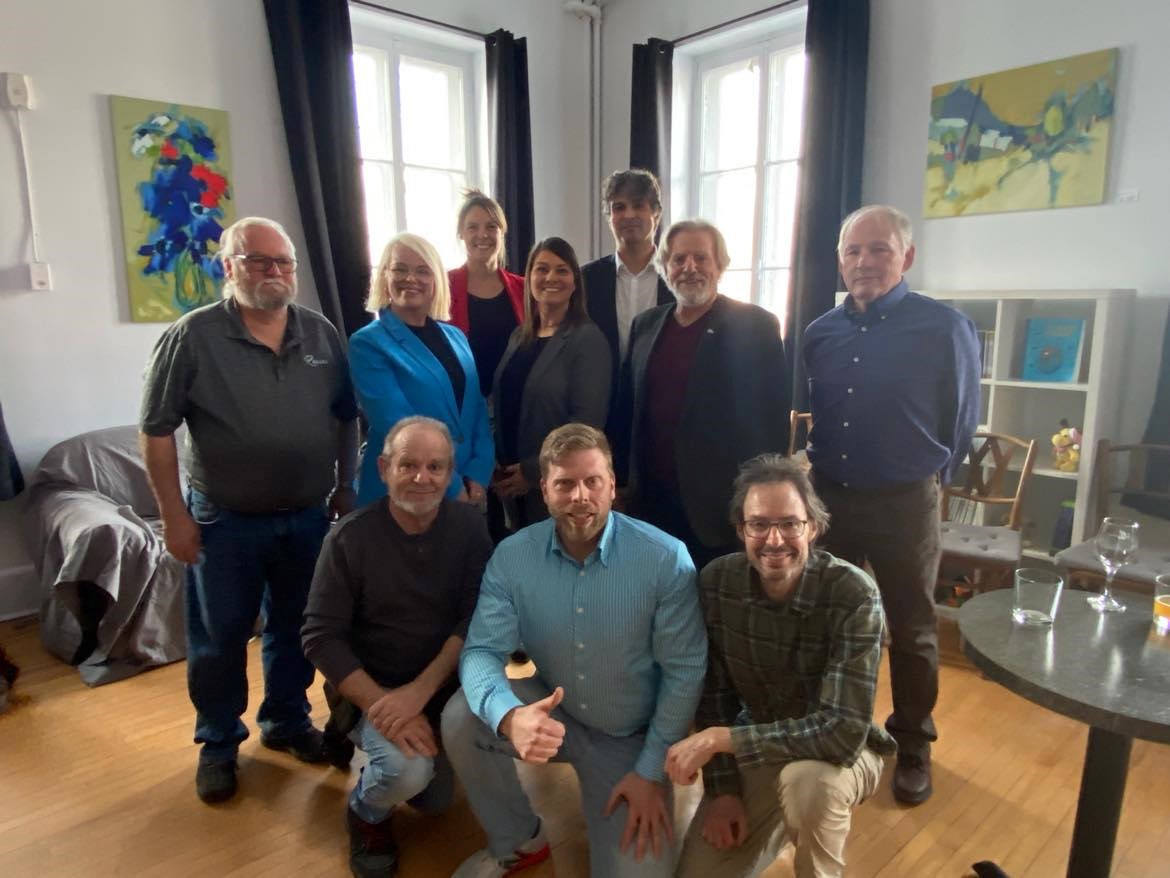 Gaétan Graveline, maire suppléant de Windsor, Kevin Bombardier, président de la CDC du Val-Saint-François, Michel Benoit, organisateur communautaire du CIUSSS de l’Estrie-CHUS pour Valfamille, Mario Côté, maire de Racine, Marianne Bernier, du bureau d’Alain Rayes, Cathy Varnier, coordonnatrice de Valfamille, Dominique Samson-Desrochers, du bureau d’André Bachand. Luc Cayer, préfet de la MRC du Val-Saint-François, et Herman Herbers, maire de Cleveland.