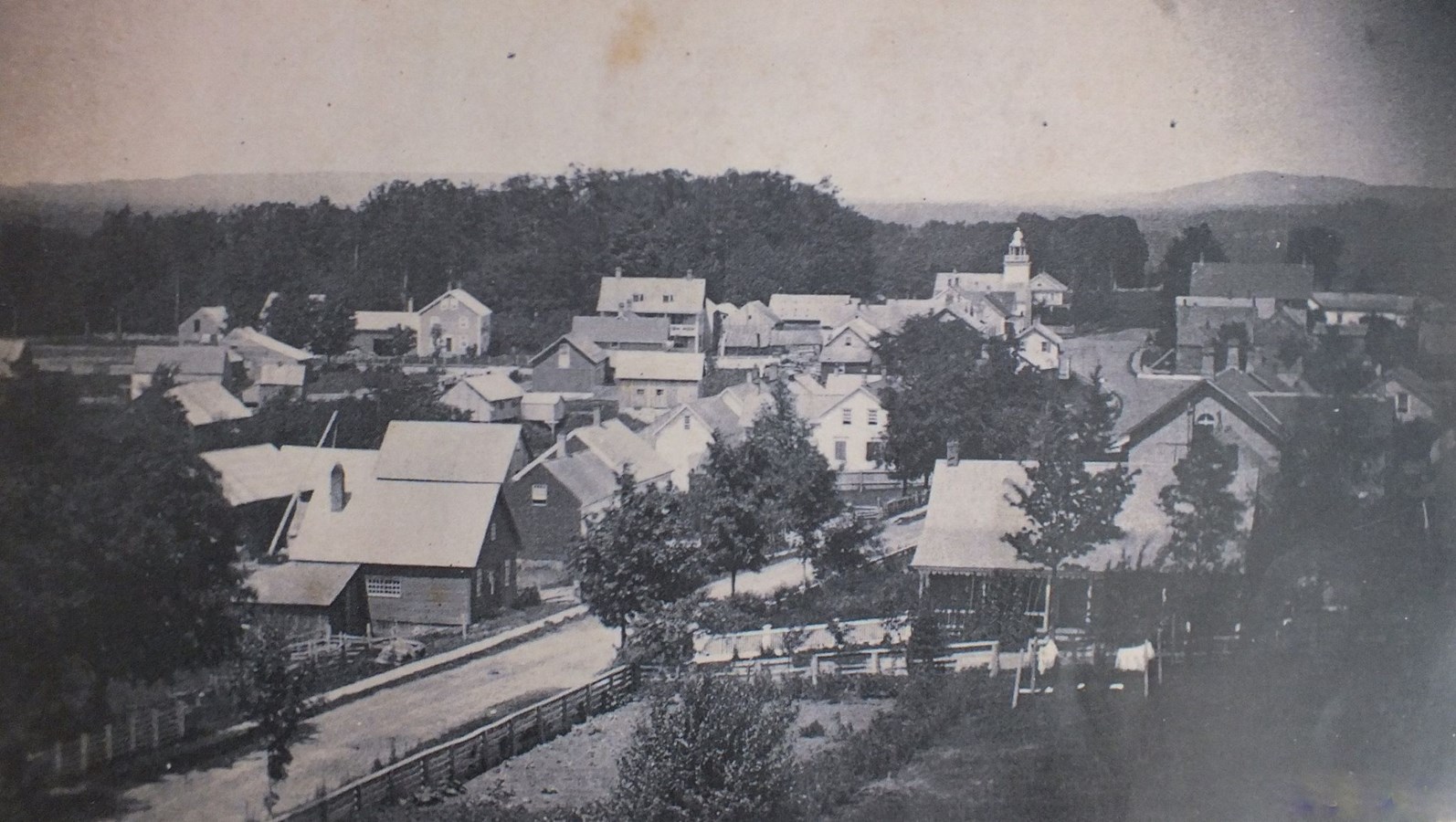 Une photo prise vers 1870, soit peu de temps avant l’incendie du 14 mai 1882, qui avait ravagé une grande partie du côté de la rue de Carmel à Danville.