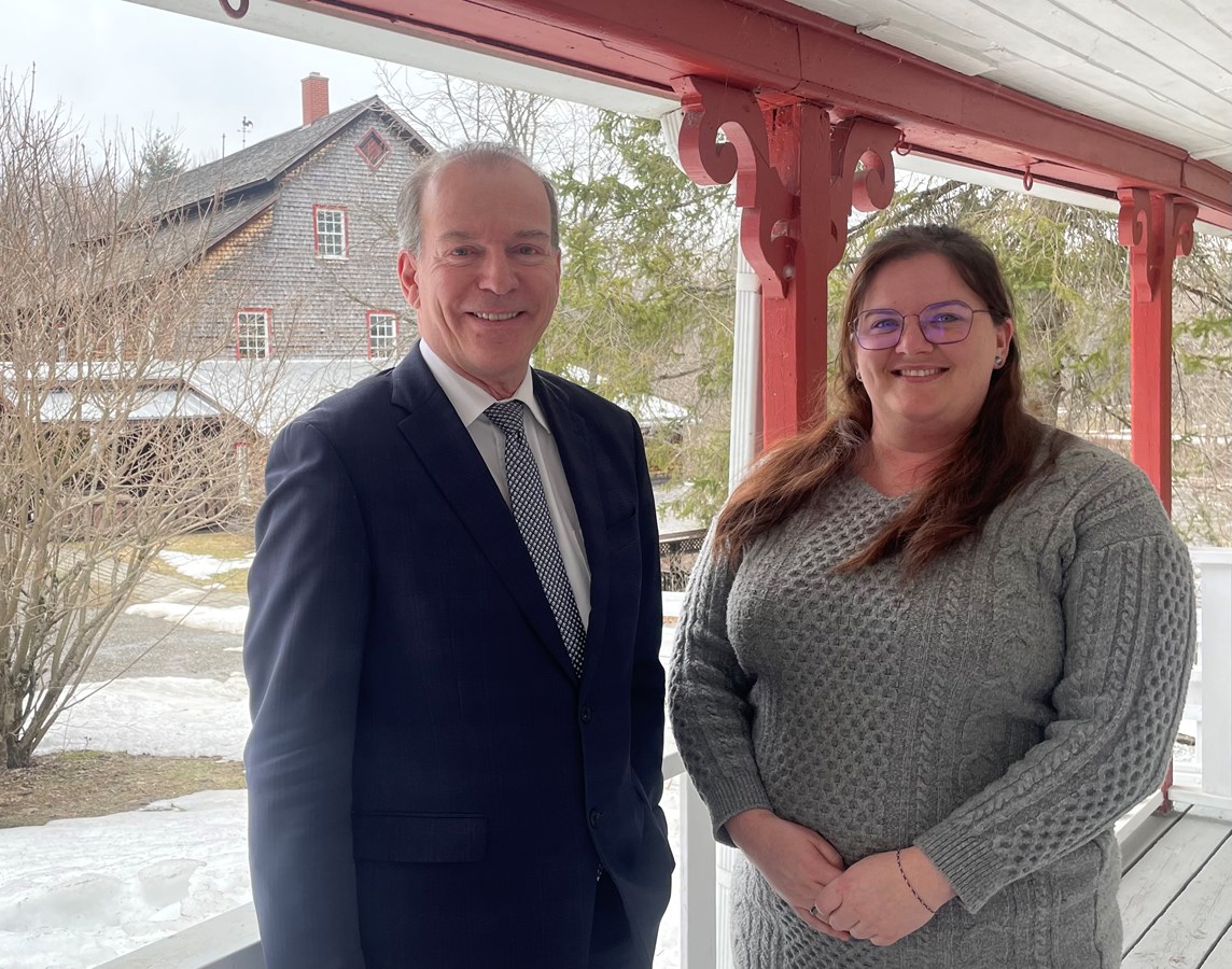 André Bachand, député de Richmond à l’Assemblée nationale, est accompagné par Julie-Ann Logan, directrice générale de la Corporation du vieux moulin d’Ulverton.