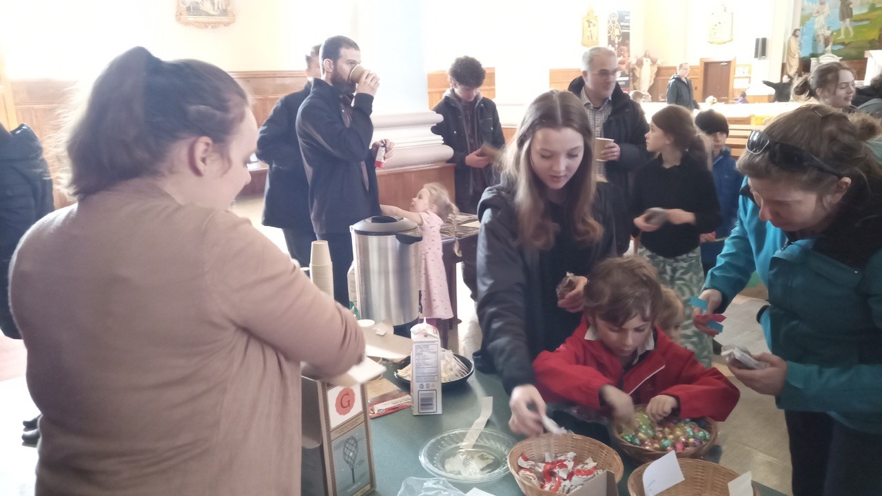 Pendant la chasse, les familles pouvaient boire du jus, du café et manger des petits œufs de Pâques.