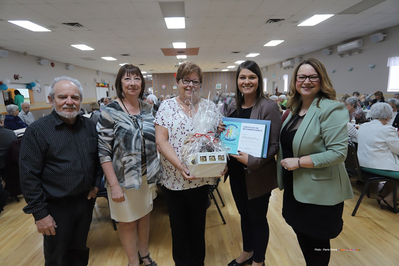 Gaétan Graveline maire suppléant de la Ville de Windsor, Louise Tremblay, coordonnatrice des bénévoles, Sylvia Wheeler, la récipiendaire, Dominique Samson-Desrochers, attachée politique et directrice du bureau d’André Bachand, et Nathalie Boisvert, directrice générale Centre d’Action bénévole de Windsor et Région, étaient présents lors de ce grand hommage aux bénévoles de la région.
