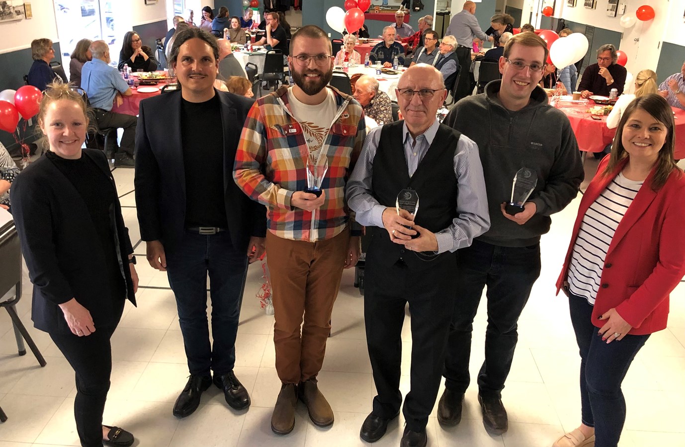 Katy Morin, attachée politique du député de Richmond-Arthabaska, Alain Rayes, M. Adam Rousseau, maire de Saint-François-Xavier-de-Brompton et Dominique Samson-Desrochers, attachée politique du député de Richmond, M. André Bachand, entoure les bénévoles de l’année 2023, Steven Morisse (catégorie adulte), Jean-Guy Ménard (catégorie aînée) et Jason Lafrance (catégorie relève).