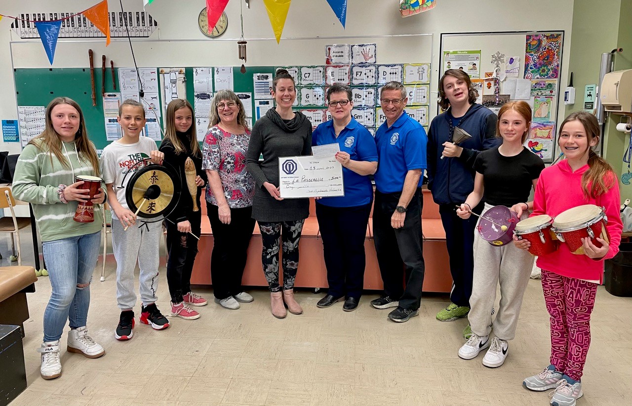Loryanne Desbiens, Éliott Fredette, Layla Bergeron, Nathalie Boissé (enseignante de musique), Marianne Couture (directrice), Chantale Lapointe-Galant, et Jean Nadeau, tous deux du Club Optimiste d’Asbestos,de même que les jeunes Zachary Vachon, Dany-ka Dulude et Mahélie Pinard.