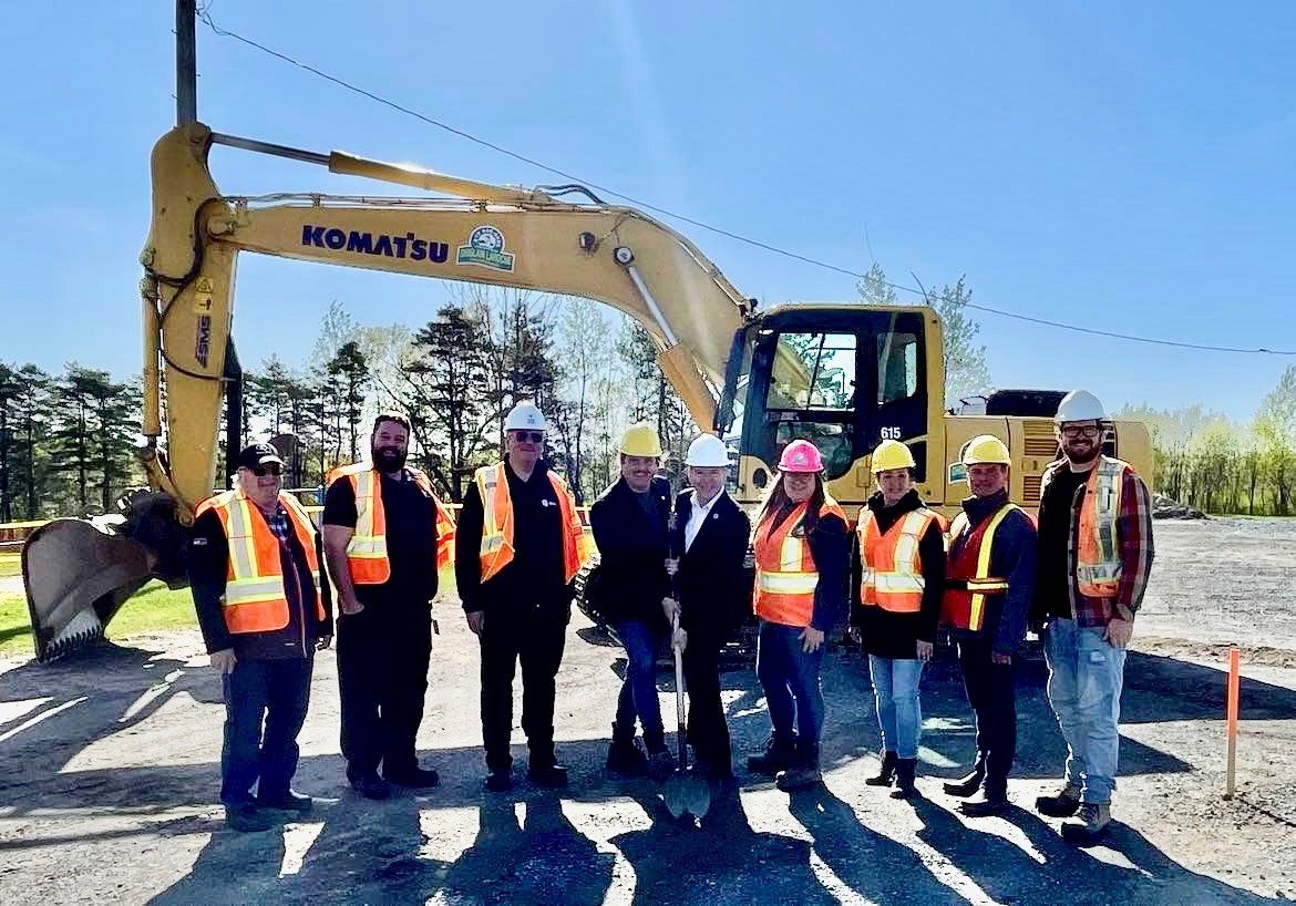 Le conseiller Michel Frappier, le conseiller Alexandre Roy, Dominic Lachance, le directeur de l’ingénierie et infrastructure de la Fédération québécoise des municipalités, Adam Rousseau, maire de Saint-François-Xavier-de-Brompton, André Bachand, député de Richmond, Liza-Maria Bastonnais, chargée de projets pour G.G Laroche Excavation, la conseillère Cheryl Labrie, le conseiller René Lapierre, Alex Larrivée, le directeur des services techniques de Saint-François-Xavier-de-Brompton.