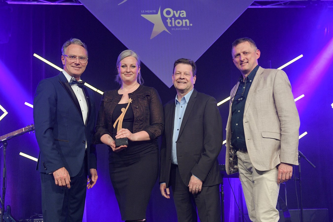 La conseillère municipale Mme Andréanne Ladouceur et le directeur-général de la ville de Val-des-Sources, M. Georges-André Gagné, posant en compagnie de représentants de l’UMQ, lors de la remise de prix du Mérite Ovation 2023.