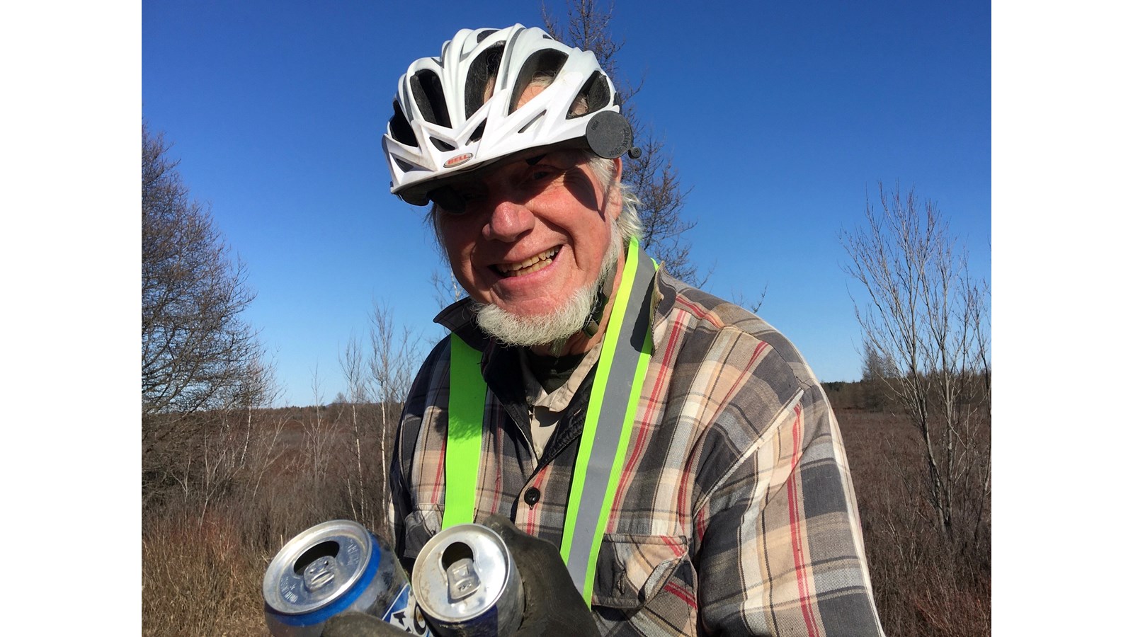 Gilles Parent, lors d'une opération printanière de ramassage de canettes vide en bordures de routes.