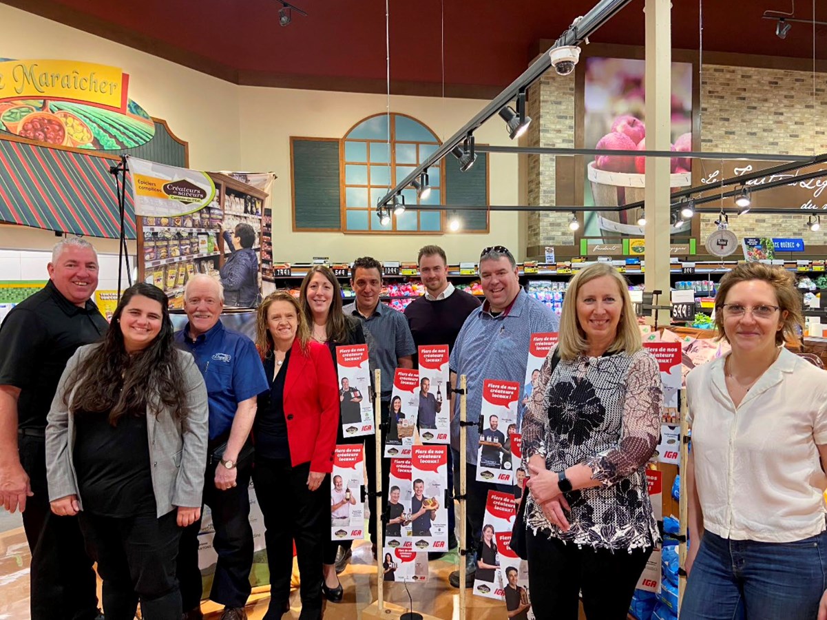 IGA Marché Forgues, Bromptonville : Jocelyn Forgues (propriétaire du IGA Marché Forgues), Johanick Riendeau (directrice du CIBLE), Richard Duquette (copropriétaire de la Pâtisserie Duquette), Sandra Fontaine (copropriétaire de Ducs de Montrichard et Méchant Mix), Sandra et David Ouimette (copropriétaires du IGA Marché Ouimette Fille et Fils Inc.), William Couture (directeur du IGA Extra Couture), Marco Corbin (copropriétaire de la Halte des Pèlerins), Nathalie Thibault (copropriétaire de Saveurs & Assaisonnements), Héléna Hubert (Conseillère en développement bioalimentaire au CIBLE).