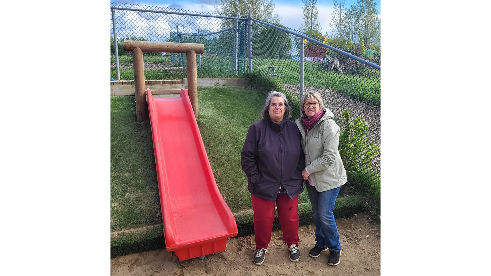 Lorraine Watson, directrice générale du CPE et Jo Ann Herbers, organisatrice bénévole.