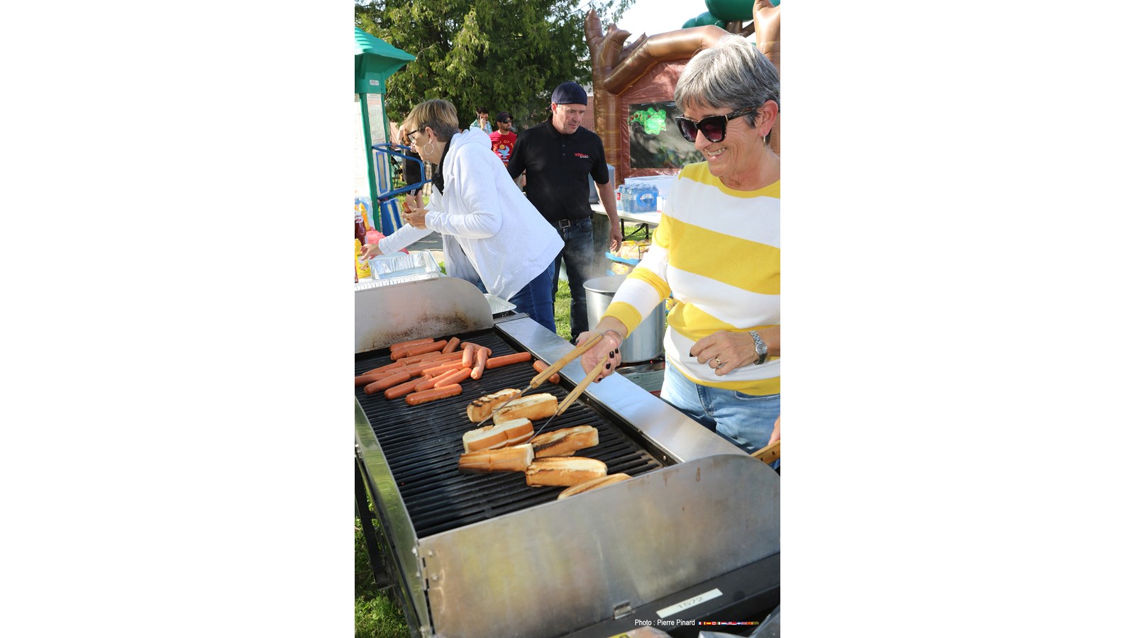 La mairesse de Windsor, Sylvie Bureau, a donné un coup de main à la préparation des hot-dogs.