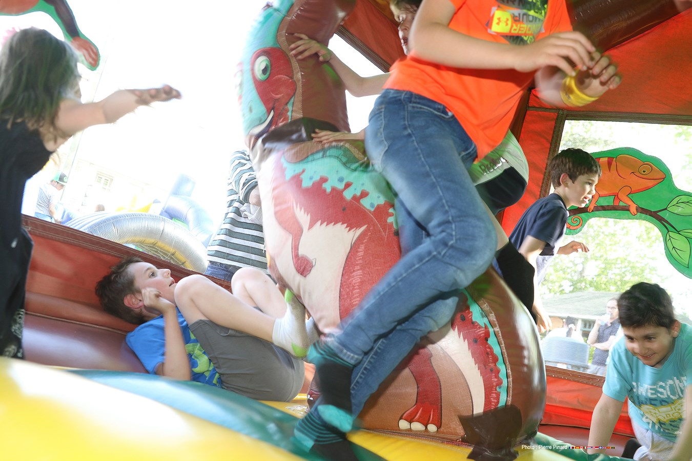 Les jeunes ont éprouvé beaucoup de plaisir dans les jeux gonflables.
