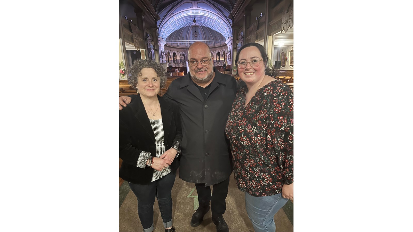 Josée Letendre, conseillère municipal, accompagnant l’humoriste invité, Sylvain Larocque, ainsi que Julie-Pier Bissonnette, agente de développement.