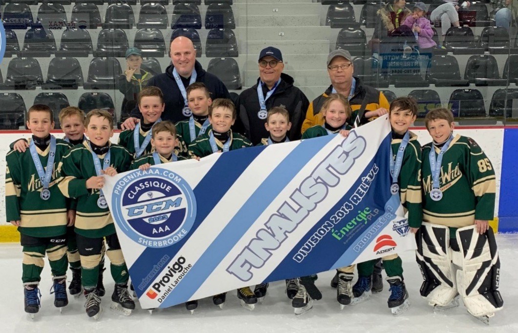L’équipe du Mini-Wild 2014, finaliste au tournoi de la Classique CCM AAA de Sherbrooke. Joueuses et joueurs dans l’ordre : Felix Grenache, Ludovic Lacasse, Malik Morneau, Hubert Corriveau, Mathis Larochelle, Ethan Pinard, Felix Lussier, Alexandre Guimond, Elodie Maheux, Morgan Ménard et Mathis Gagnon. Entraineurs : Felix Corriveau, André Corriveau et Alain Grenache