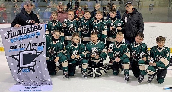 L’équipe du M11, finaliste du tournoi Challenge True AAA de Drummondville. Joueurs : Lucas Champoux, Alexis Champoux, Logan Lacasse, Téo Morneau, Emric Lussier, Louis Vallée, Milan Gagné, Ludovick Gendreau, Noah Lépine, Edouard Therrien et Emrick Bérubé. Entraineurs: Michael Morneau, Yannick Bérubé, Maxime Lussier, Yannick Gendreau et Kevin Gagné.