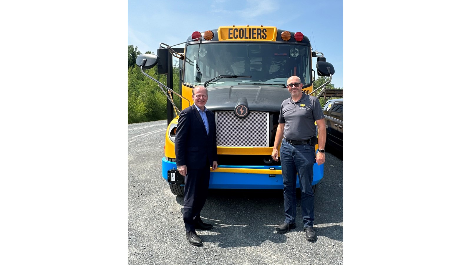 André Bachand, député de Richmond et Pierre Tourville, président d’Autobus B. Dion.