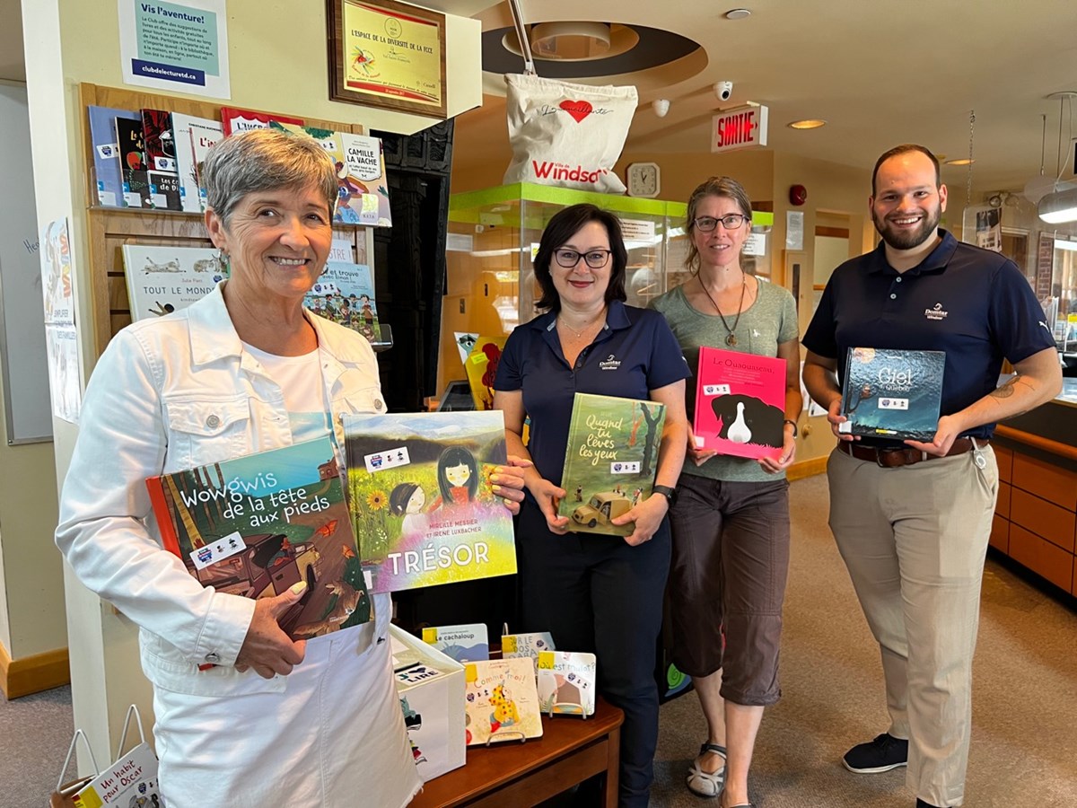 Lors de la première journée : Mme Sylvie Bureau, mairesse de Windsor, Mme Providence Cloutier, Directrice communications et affaires publiques chez Domtar, usine de Windsor, Mme Caroline Pleau, commis à la bibliothèque et M. Antoine Kack, conseiller en communication chez Domtar.
